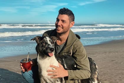 Damián Arabia junto a su perra, rescatada de la calle