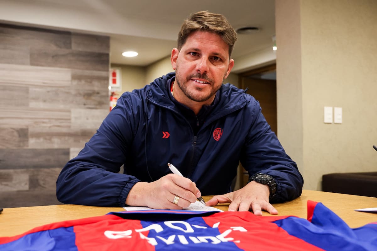 Damián Ayude firmó este miércoles su contrato de director técnico de San Lorenzo hasta junio del 2026.