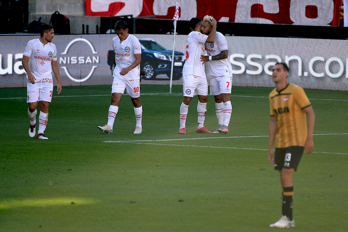Damián Batallini festeja el 1 a 0 de Estudiantes frente a Argentinos.