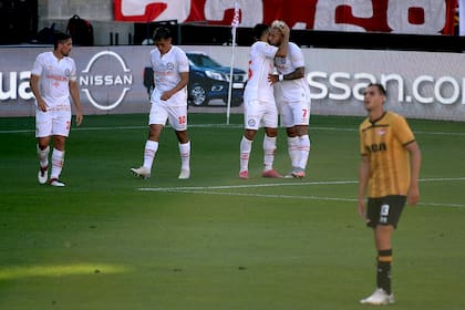 Damián Batallini festeja el 1 a 0 de Estudiantes frente a Argentinos.