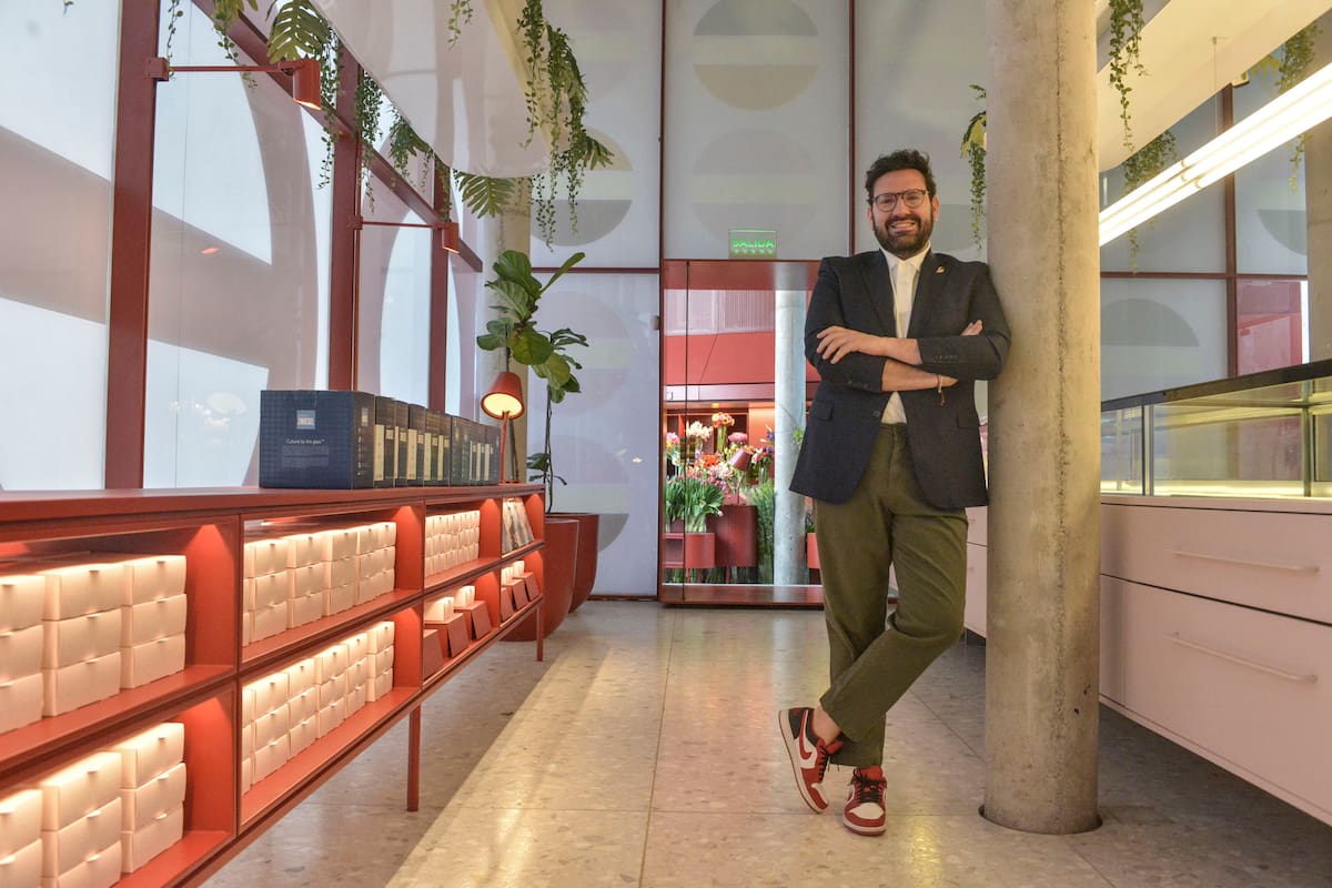 Damián Betular en el salón de su pastelería, a días de su inauguración