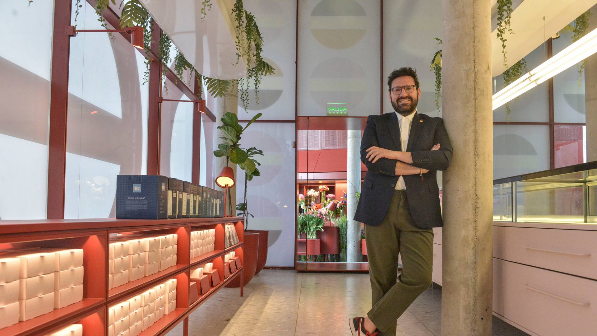 Damián Betular en el salón de su pastelería, a días de su inauguración