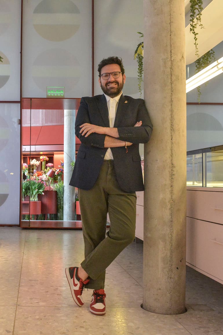 Damián Betular en el salón de su pastelería, a días de su inauguración