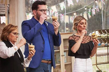 Damián Betular, Pamela Villar y Dolli Irigoyen probando los trifles de los participantes