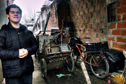 Damián Céliz, en su casa, junto a su carro y su bicicleta, sus herramientas de trabajo