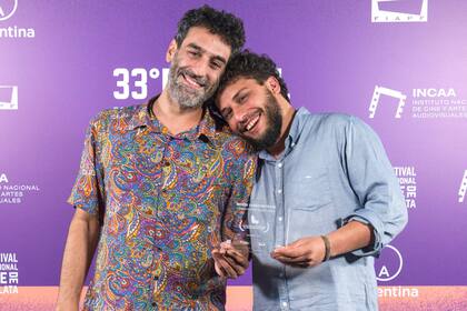 Damián Coluccio y Máximo Ciambella los directores de "El árbol negro" con el premio a Mejor Película Argentina de la 33° edición del Festival de Cine de Mar del Plata