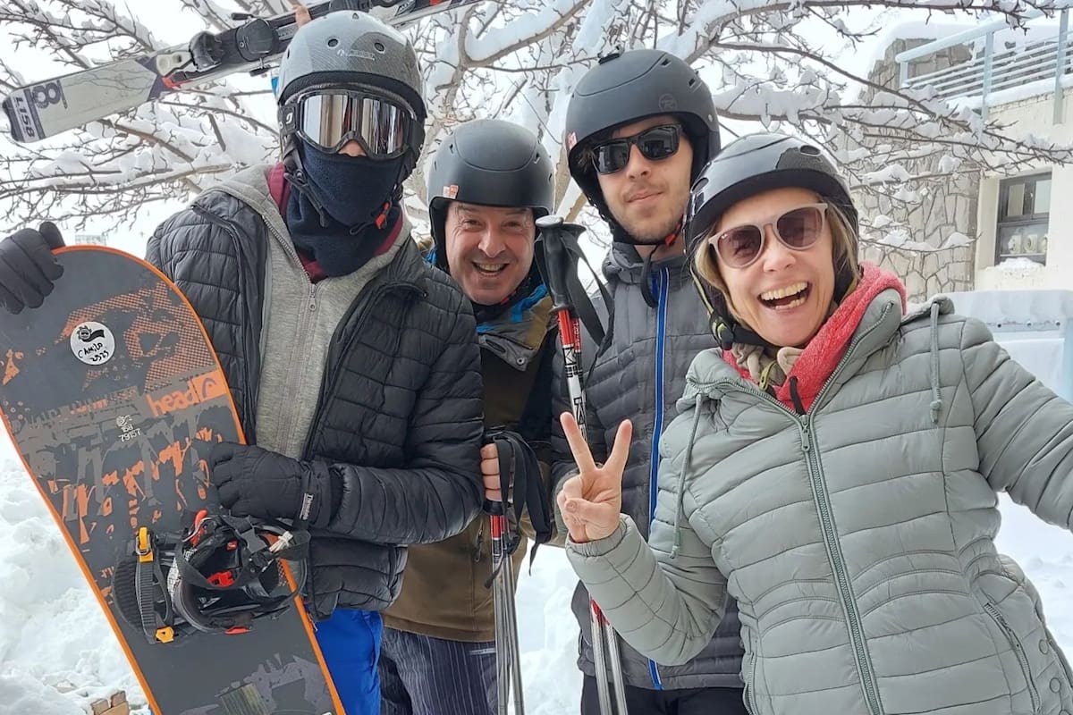 Damián De Santo y su esposa Vanina Bilous junto a sus dos hijos en la nieve