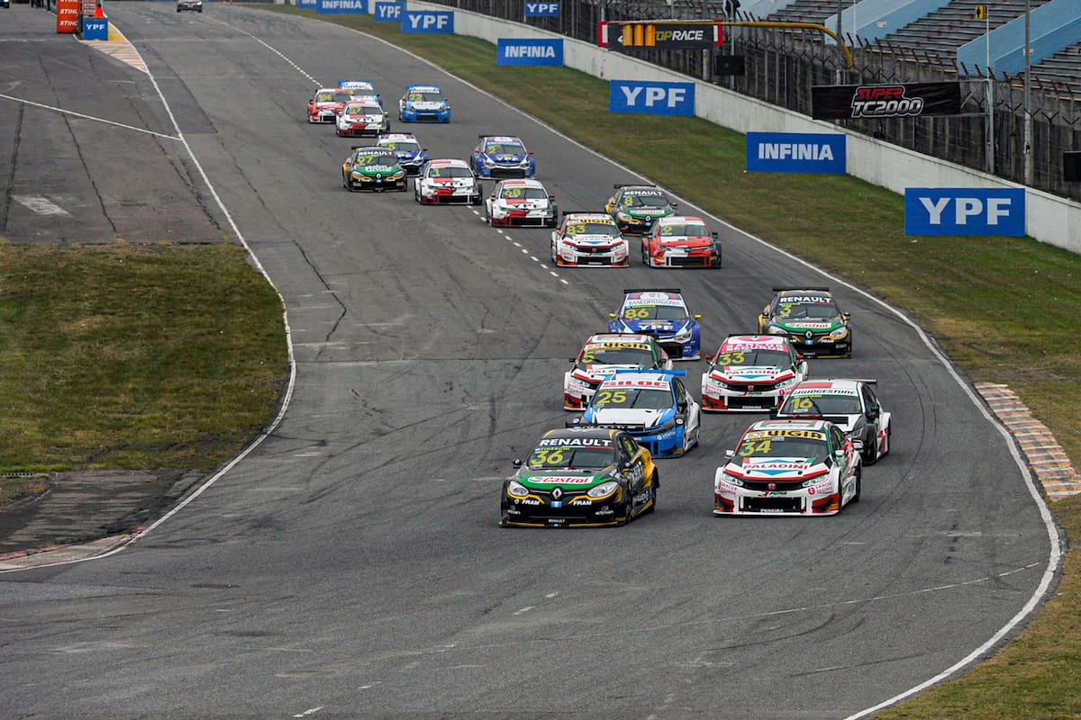 Damián Fineschi (Renault Fluence) al frente del pelotón de 20 autos en la recta del autódromo Oscar y Juan Gálvez, de Buenos Aires; el miércoles, el quilmeño se impuso en la Carrera Clasificatoria del Súper TC2000