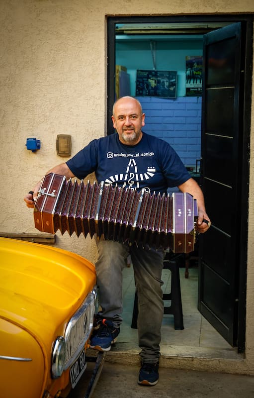 Damián Guttlein en la entrada de su taller, en San Martín; allí concentra su actividad en la afinación y la restauración de bandoneones, y por año trabaja con 300 instrumentos