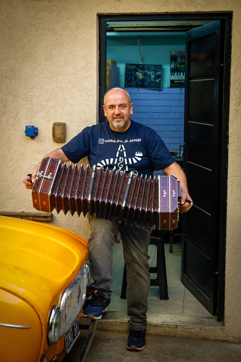 Damián Guttlein en la entrada de su taller, en San Martín; allí concentra su actividad en la afinación y la restauración de bandoneones, y por año trabaja con 300 instrumentos