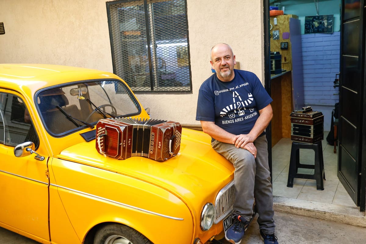 Damián Guttlein en la entrada de su taller, en San Martín; allí concentra su actividad en la afinación y la restauración de bandoneones, y por año trabaja con 300 instrumentos