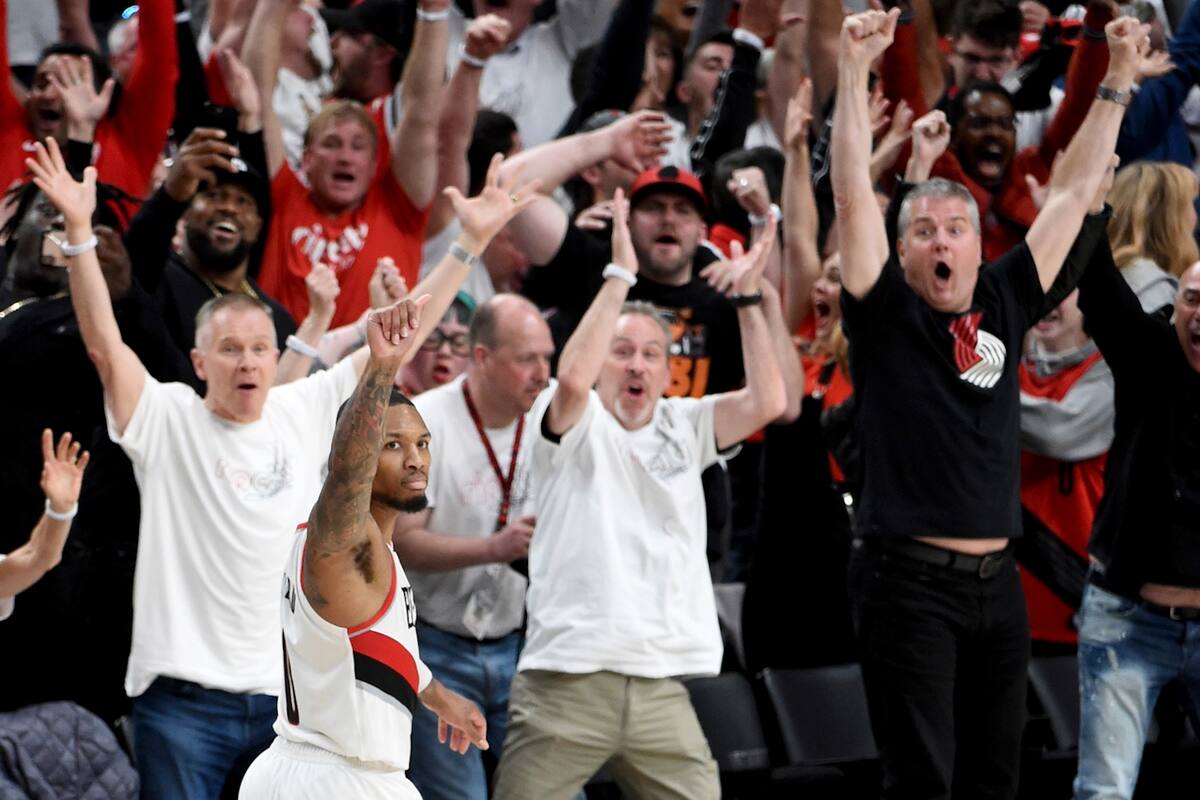Damián Lillard celebra, junto al público, su triple desde la mitad de cancha