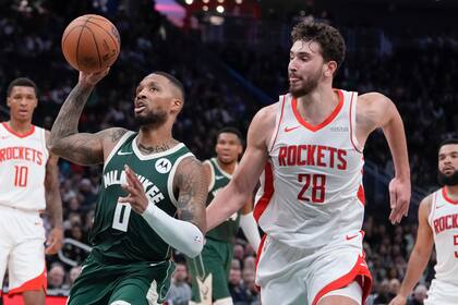 Damian Lillard, de los Bucks de Milwaukee, supera a Alperen Sengun, de los Rockets de Houston, durante la primera mitad de un partido, el lunes 18 de noviembre de 2024, en Milwaukee. (AP Foto/Morry Gash)