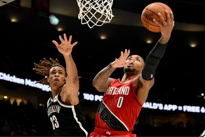 Damian Lillard en su noche de gloria: anotó 60 puntos ante Brooklyn Nets, récord personal y de Portland, su franquicia.