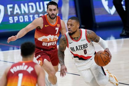 Damian Lillard por el centro del ataque ante la mirada de Facundo Campazzo