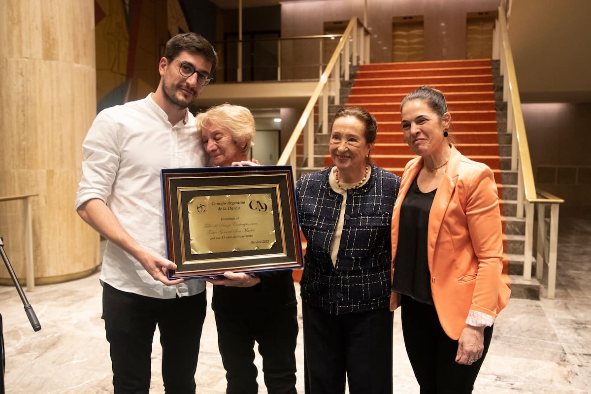 Damián Malvacio y Norma Binaghi (codirector y directora del Taller de Danza Contemporánea del Teatro San Martín) reciben de Beatriz Durante y Natalia Álvarez (expresidenta y flamante presidenta del Consejo Argentino de la Danza) un reconocimiento por los 45 años de trayectoria de la institución