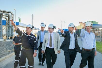 Damián Mimdlin, vicepresidente de Pampa; Sergio Lanziani, secretario de Energía; Gustavo Mariani, CEO y vicepresidente de Pampa, y Marcos Browne, vicepresidente de Gas y Electricidad de YPF