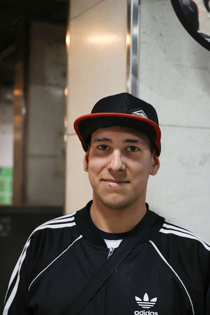 Damián Pérez, de 22 años, trabaja en gastronomía y cuando el súbte no funciona tiene que caminar 15 cuadras para llegar a tiempo al trabajo