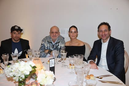 Damián Romero, Laurencio Adot, Camila Romano y su marido, Jaime.