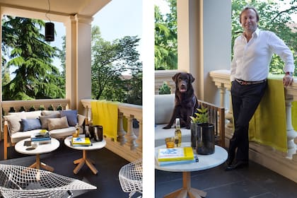 Damián Sanchez en una de las galerías que rodean la casa con mesitas, sofá (Roda Italia) y almohadones combinados (A Casa Bianca).