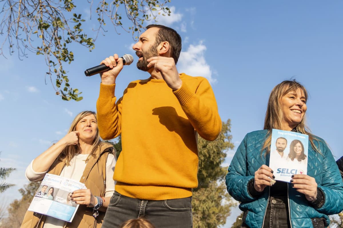 Damián Selci junto a Juliana Di Tullio y Cristina Álvarez Rodríguez