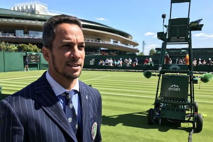 Damián Steiner, el umpire argentino en Wimbledon, donde condujo la final entre Djokovic y Federer