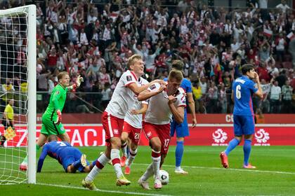 Damian Szymanski de Polonia celebra tras anotar el gol del empate de su equipo en el encuentro de clasificación a la Copa del Mundo ante Inglaterra en el estadio Narodowy en Varsovia, Polonia el miércoles 8 de septiembre del 2021. (AP Photo/Czarek Sokolowski)