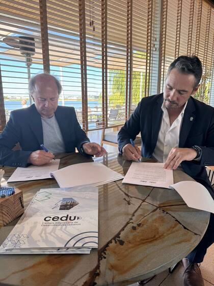 Damián Tabakman, presidente de la Cámara de Desarrolladores Urbanos, junto a Carlos Spina, presidente de la AEV firmando el memorándum en diciembre del 2024 que unifica ambos organismos