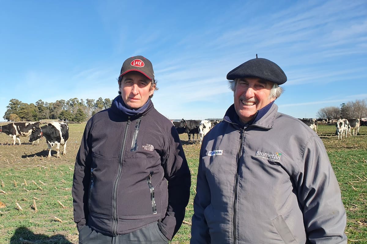 Damián y Jorge González, en su tambo "San Pedro", ubicado en el partido bonaerense de Tandil