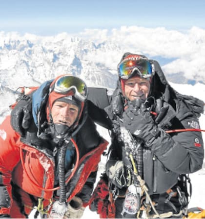 Damián y Willie Benegas, el año pasado, en la cumbre del Everest