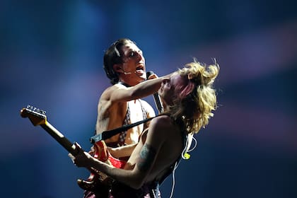 Damiano David y Thomas Raggi, de Måneskin, durante uno de los conciertos de la banda en su última gira