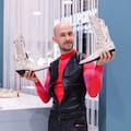 Empezó con una máquina de US$500 y hoy Lali usa sus botas