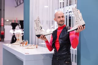 Empezó con una máquina de US$500 y hoy Lali usa sus botas