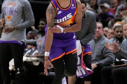 Damion Lee, de los Suns de Phoenix, festeja tras embocar un triple ante los Bulls de Chicago, el viernes 3 de marzo de 2023 (AP Foto/Charles Rex Arbogast)