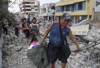 Damnificados en Pedernales recuperan algunas pertenencias