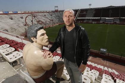 En el Tomás A. Ducó, junto con la estatua del boxeador Ringo Bonavena, recordado hincha de Huracán