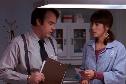 Dan Aykroyd y Jamie Lee Curtis, en una escena de Mi primer beso