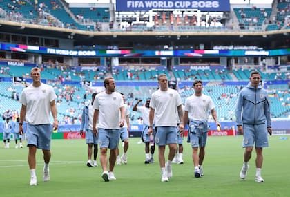 Dan Burn, Harry Kane, Jordan Pickford, John Stones y Dean Henderson en el campo de juego del Miami Stadium