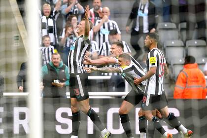 Dan Burn (izquierda) de Newcastle celebra tras marcar un gol ante Brighton en la Liga Premier, el jueves 18 de mayo de 2023, en Newcastle. (Owen Humphreys/PA vía AP)