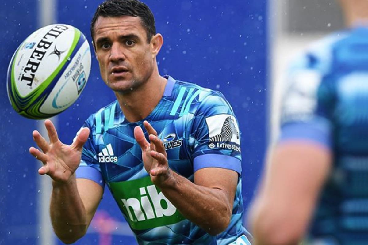 Dan Carter dejó Japón y volvió a Nueva Zelanda, donde jugará el Súper Rugby Aoteroa para Blues