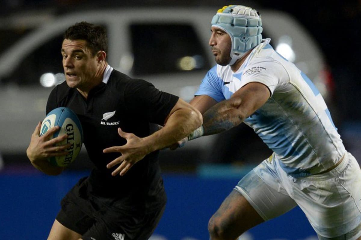 Dan Carter elude un tackle de Juan Manuel Leguizamon, en el estadio de La Plata el 29 de septiembre de 2012.