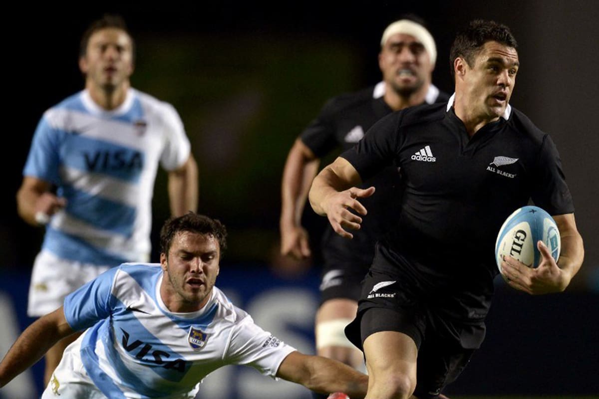 Dan Carter elude un tackle de Martin Landajo, en el estadio de La Plata el 29 de septiembre de 2012.