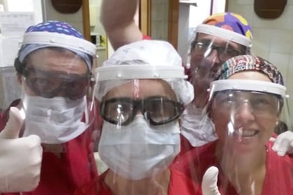 Dan clases en escuelas de diversas ciudades bonaerenses; comparten diseños y ayudan a quienes deben trabajar a pesar del aislamiento