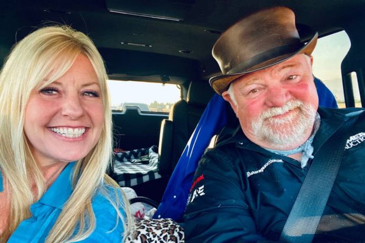 Dan Dotson, el subastador del programa ¿Quién da más?, que vendió el almacén donde apareció el dinero (Foto: @auctionguydan / Twitter).