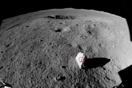 Dan Moriarty, experto de la NASA, describió a la piedra de forma alargada y que sobresale del suelo como “definitivamente inusual”