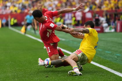 Dan Ndoye en la lucha con Daniel Munoz. (AP Photo/Abbie Parr)