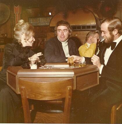 Dan Scoggin (centro) con un traje informal de gamuza, Alan Stillman (derecha) y una mujer anónima celebran la inauguración de T.G.I. Friday's en Greenville Avenue en Dallas en 1972