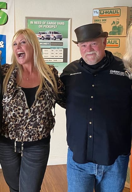 Dan y su esposa Laura dijeron que el almacén fue lo más valioso que vendieron hasta ahora (Foto: @auctionguydan / Twittter).