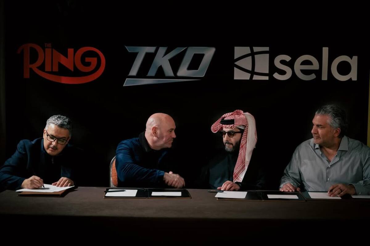 Dana White, segundo desde la izquierda y presidente de la UFC, estrecha la mano de Turki Alalshik, tras sellar el acuerdo para organizar conjuntamente reuniones boxísticas