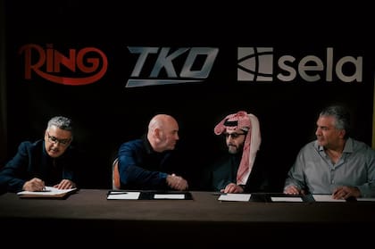 Dana White, segundo desde la izquierda y presidente de la UFC, estrecha la mano de Turki Alalshik, tras sellar el acuerdo para organizar conjuntamente reuniones boxísticas